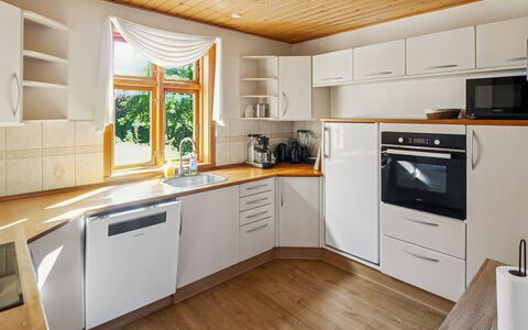 Helge - 10Km from the Sea: Küche, Küchengerät, Flooring, Möbel, Countertop, Interior Design, Cabinetry, Holz, Fussboden, Major Appliance