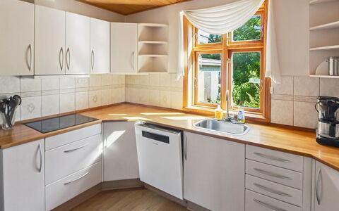 Helge - 10Km from the Sea: Küche, Countertop, Küchengerät, Cabinetry, Flooring, Interior Design, Holz, Möbel, Fussboden, Major Appliance