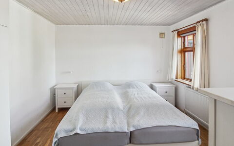 Helge - 10Km from the Sea: Bett, Schlafzimmer, Wand, Bedding, Interior Design, Bettdecke, Fussboden, Holz, Decke, Flooring
