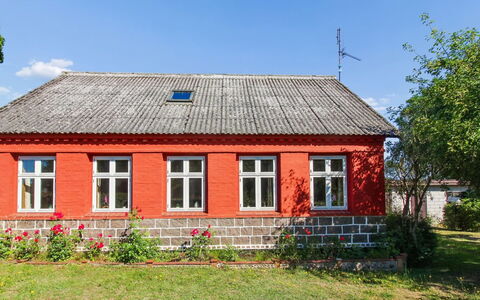 Helge - 10Km from the Sea: Gras, Rot, Haus, Dach, Strauch, Tür, Hütte, Ländliches Gebiet, Zuhause