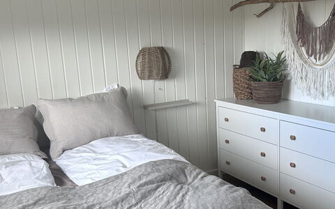 Tayara - 900M from the Sea: Schlafzimmer, Holz, Möbel, Interior Design, Bedding, Fussboden, Flooring, Bettdecke, Linens, Bett
