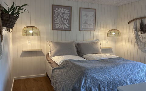 Tayara - 900M from the Sea: Holz, Schlafzimmer, Interior Design, Bett, Bedding, Bettdecke, Flooring, Fussboden, Möbel, Bettrahmen
