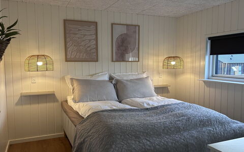 Tayara - 900M from the Sea: Holz, Interior Design, Flooring, Decke, Fussboden, Schlafzimmer, Light Fixture, Beleuchtung, Zimmer, Bett