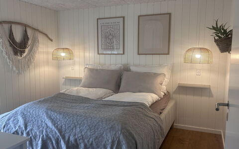 Tayara - 900M from the Sea: Holz, Schlafzimmer, Bett, Interior Design, Bedding, Bettdecke, Fussboden, Flooring, Bettrahmen, Möbel