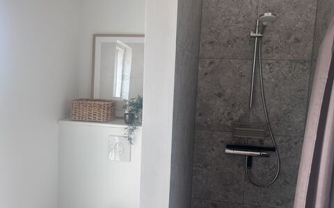 Tayara - 900M from the Sea: Wand, Armatur, Flooring, Fussboden, Installation, Badezimmer, Zimmer, Zapfhahn, Fliese