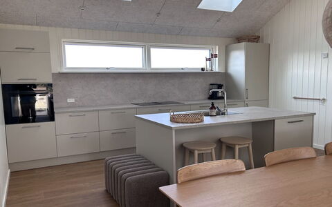 Tayara - 900M from the Sea: Küche, Countertop, Möbel, Flooring, Interior Design, Cabinetry, Fussboden, Holz, Küchengerät, Decke