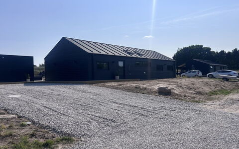 Tayara - 900M from the Sea: Himmel, Dach, Zuhause, Abstellgleis, Auffahrt, Schuppen, Gartenbauten, Garage