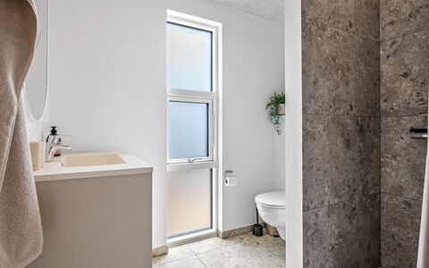 Tayara - 900M from the Sea: Wand, Flooring, Fussboden, Armatur, Decke, Installation, Badezimmer, Sinken