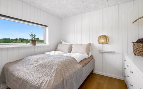 Tayara - 900M from the Sea: Holz, Decke, Flooring, Fussboden, Schlafzimmer, Bedding, Bettdecke, Bett, Planke, Hartholz