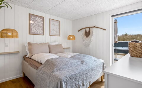 Tayara - 900M from the Sea: Holz, Schlafzimmer, Flooring, Bettdecke, Bett, Fussboden, Interior Design, Decke, Bedding, Bettrahmen