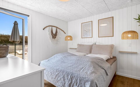 Tayara - 900M from the Sea: Holz, Schlafzimmer, Decke, Flooring, Fussboden, Interior Design, Bettdecke, Bedding, Bett, Bettrahmen