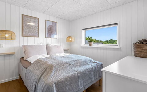 Tayara - 900M from the Sea: Holz, Decke, Schlafzimmer, Fussboden, Bettrahmen, Bettdecke, Bett, Bedding, Zimmer, Hartholz