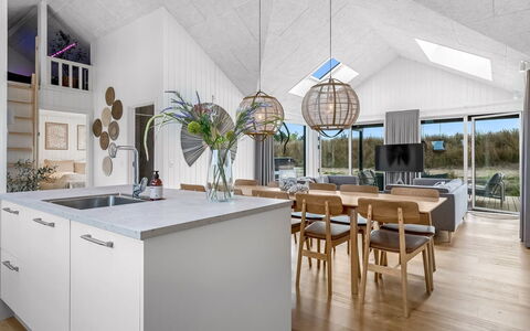 Tayara - 900M from the Sea: Holz, Decke, Flooring, Interior Design, Fussboden, Light Fixture, Leuchter, Küche, Zuhause, Holzboden
