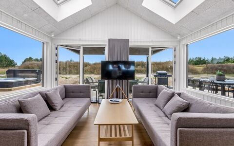 Tayara - 900M from the Sea: Holz, Zuhause, Fussboden, Couch, Decke, Wohnzimmer, Hartholz, Holzboden, Holzbeize