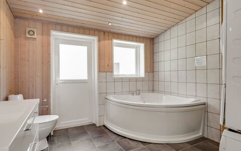 Nakke - 900M from the Sea: Flooring, Interior Design, Holz, Fussboden, Decke, Armatur, Badezimmer, Zimmer, Installation, Zapfhahn