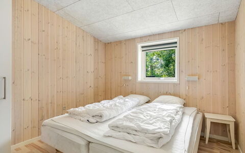Nakke - 900M from the Sea: Holz, Schlafzimmer, Decke, Bedding, Bett, Bettdecke, Hartholz, Holzbeize, Bettrahmen, Planke