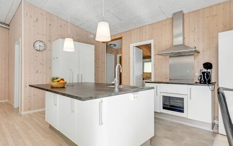 Nakke - 900M from the Sea: Holz, Flooring, Küche, Decke, Fussboden, Interior Design, Countertop, Holzboden, Zuhause, Zimmer