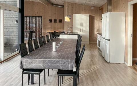 Nakke - 900M from the Sea: Möbel, Flooring, Interior Design, Holz, Fussboden, Decke, Holzboden, Küche & Esszimmer Tisch, Light Fixture, Stuhl
