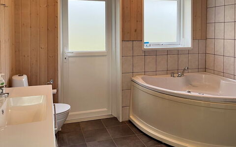 Nakke - 900M from the Sea: Badezimmer, Flooring, Interior Design, Armatur, Fussboden, Badewanne, Decke, Zimmer, Installation, Zapfhahn