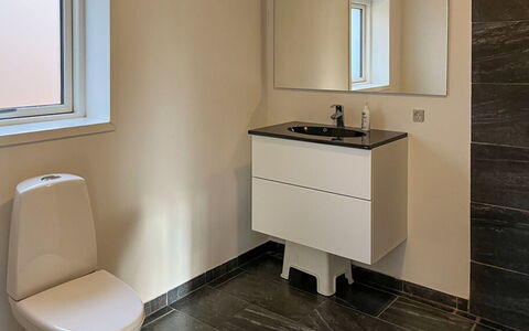 Nakke - 900M from the Sea: Toilleten Sitz, Badezimmer, Flooring, Toilette, Fussboden, Armatur, Interior Design, Bad Sink, Sinken, Badezimmerschrank