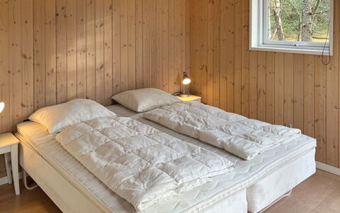 Nakke - 900M from the Sea: Holz, Fussboden, Schlafzimmer, Flooring, Möbel, Interior Design, Bett, Bettdecke, Bedding, Decke