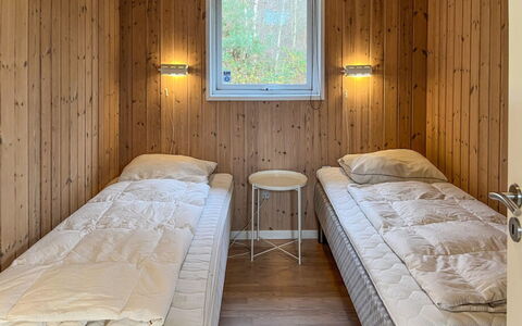 Nakke - 900M from the Sea: Holz, Fussboden, Flooring, Schlafzimmer, Interior Design, Decke, Bett, Zimmer, Planke, Holzbeize
