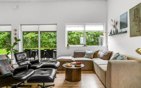 Constance - 900M from the Sea: Möbel, Interior Design, Couch, Flooring, Fussboden, Wand, Wohnzimmer, Holzboden, Zimmer, Holz