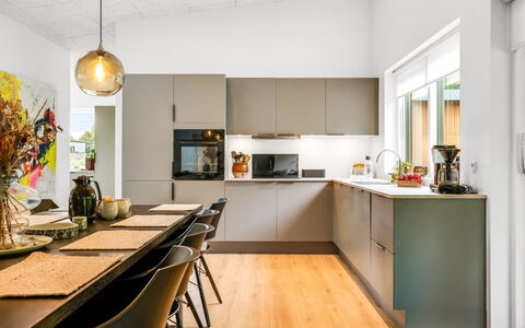 Constance - 900M from the Sea: Möbel, Interior Design, Küche, Countertop, Flooring, Küchengerät, Cabinetry, Holz, Fussboden, Decke