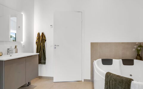 Constance - 900M from the Sea: Flooring, Fussboden, Wand, Interior Design, Armatur, Zuhause, Badezimmer, Decke, Zimmer, Zapfhahn