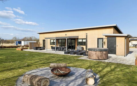 Constance - 900M from the Sea: Himmel, Zuhause, Estate, Schatten, Bauernhaus, Abstellgleis, Villa