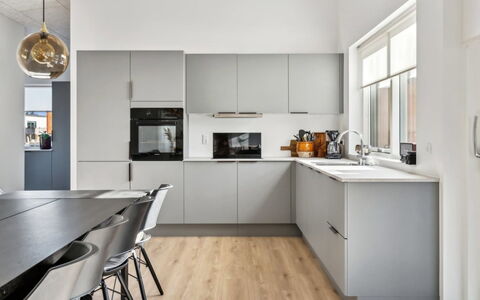 Constance - 900M from the Sea: Küche, Küchengerät, Countertop, Möbel, Cabinetry, Interior Design, Flooring, Major Appliance, Holz, Fussboden