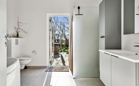 Constance - 900M from the Sea: Flooring, Fussboden, Armatur, Zuhause, Verbundwerkstoff, Zapfhahn, Fliese, Installation, Sinken