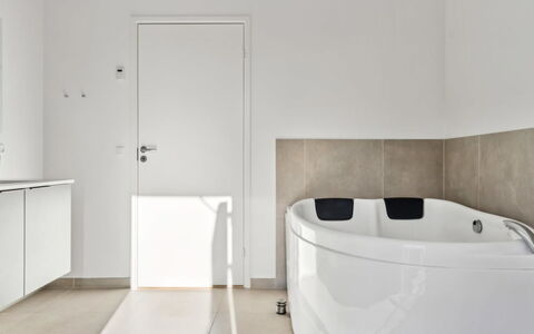 Constance - 900M from the Sea: Flooring, Fussboden, Wand, Interior Design, Badewanne, Armatur, Badezimmer, Installation, Zapfhahn, Verbundwerkstoff