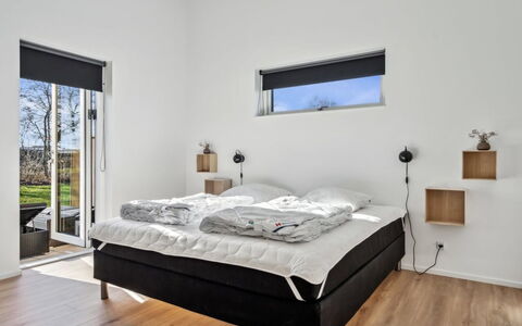 Constance - 900M from the Sea: Schlafzimmer, Flooring, Bett, Fussboden, Interior Design, Möbel, Zimmer, Decke, Bedding, Zuhause