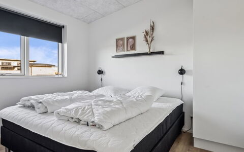 Constance - 900M from the Sea: Schlafzimmer, Interior Design, Bett, Decke, Holz, Fussboden, Möbel, Flooring, Bedding, Bettdecke