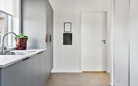 Constance - 900M from the Sea: Flooring, Holz, Fussboden, Interior Design, Decke, Tür, Cabinetry, Zimmer, Wohnung, Holzboden