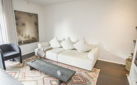 Ehlin - 900M from the Sea: Möbel, Flooring, Fussboden, Interior Design, Couch, Wand, Holzboden, Holz, Wohnzimmer, Zimmer
