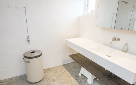 Ehlin - 900M from the Sea: Flooring, Armatur, Wand, Fussboden, Interior Design, Badezimmer, Installation, Bad Sink, Zapfhahn, Sinken