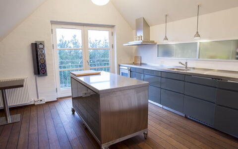 Ehlin - 900M from the Sea: Flooring, Interior Design, Möbel, Holz, Countertop, Fussboden, Küche, Cabinetry, Holzboden, Beleuchtung