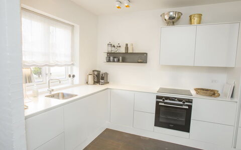 Ehlin - 900M from the Sea: Küche, Interior Design, Flooring, Countertop, Cabinetry, Holz, Küchengerät, Möbel, Fussboden, Decke