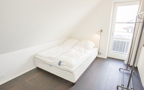 Ehlin - 900M from the Sea: Flooring, Fussboden, Holz, Holzboden, Schlafzimmer, Bett, Bettrahmen, Hartholz, Bettdecke, Bedding