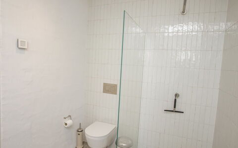 Ehlin - 900M from the Sea: Wand, Flooring, Armatur, Badezimmer, Fussboden, Interior Design, Installation, Fliese, Zimmer