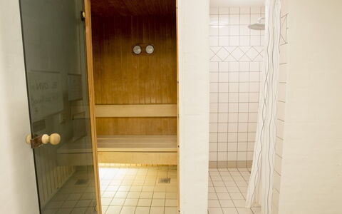 Ehlin - 900M from the Sea: Flooring, Fussboden, Verbundwerkstoff, Installation, Fliese, Armatur, Badezimmer, Design, Holzbeize