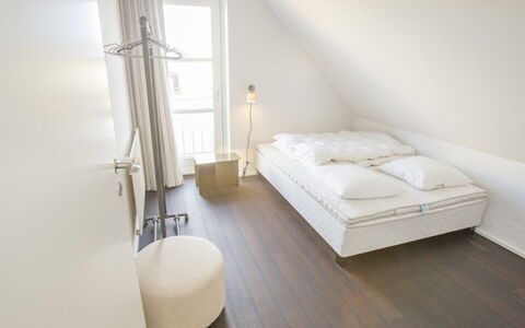 Ehlin - 900M from the Sea: Flooring, Fussboden, Schlafzimmer, Interior Design, Holz, Bett, Holzboden, Möbel, Bedding, Bettdecke