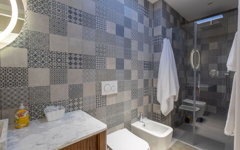 Terrazza Mare, Jacuzzi and Seaview: Flooring, Fussboden, Badezimmer, Interior Design, Armatur, Fliese, Toilette, Toilleten Sitz, Verbundwerkstoff, Mosaik