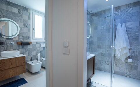 Porto di Luce Luxury, Jacuzzi and Seaview: Interior Design, Badezimmer, Flooring, Fussboden, Armatur, Wand, Bad Sink, Toilette, Decke, Spiegel
