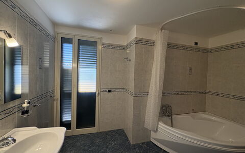 Villa Magda: Flooring, Fussboden, Interior Design, Armatur, Zimmer, Decke, Installation, Badezimmer, Zapfhahn, Wohnung