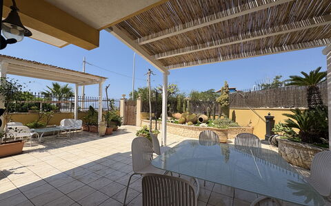 Villa Magda: Möbel, Fussboden, Stuhl, Schatten, Gartenmöbel, Resort, Blumentopf, Outdoor Struktur, Eco Hotel, Balkon