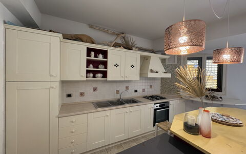 Villa Magda: Möbel, Interior Design, Küche, Countertop, Flooring, Light Fixture, Holz, Decke, Cabinetry, Fussboden