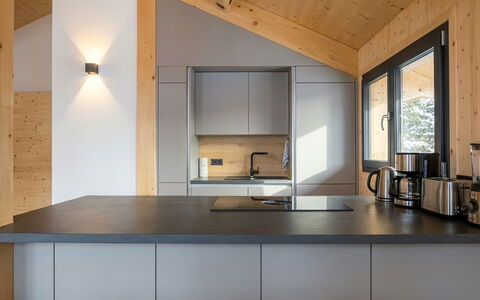 02 Nth031 Sup Chalet mit Sauna und Hot Tub 2 Etage: Küche, Decke, Countertop, Interior Design, Cabinetry, Spüle, Light Fixture, Küchengerät, Armatur, Haushaltsgerät